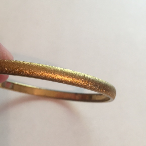 Elegant vintage burnished goldtone bangle bracelet by Monet - Picture 7 of 12